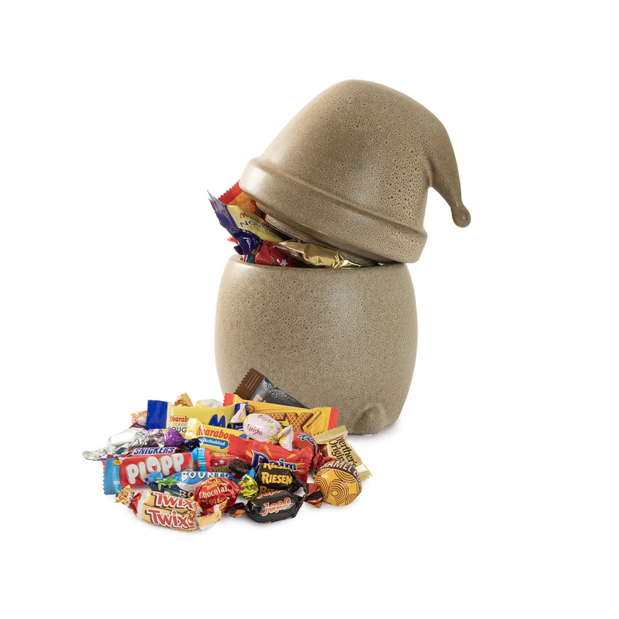 Keramiknisse med julgodis
